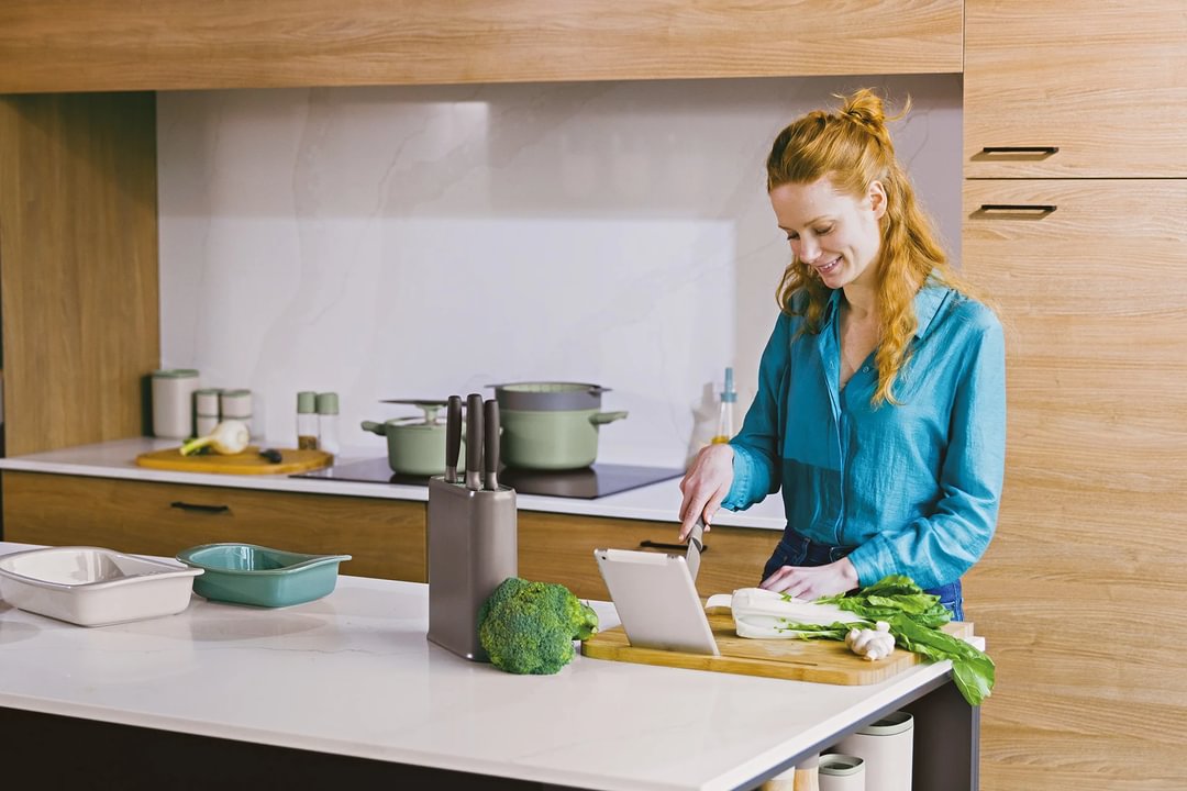 Cutting board with tablet stand Balance 45x41cm