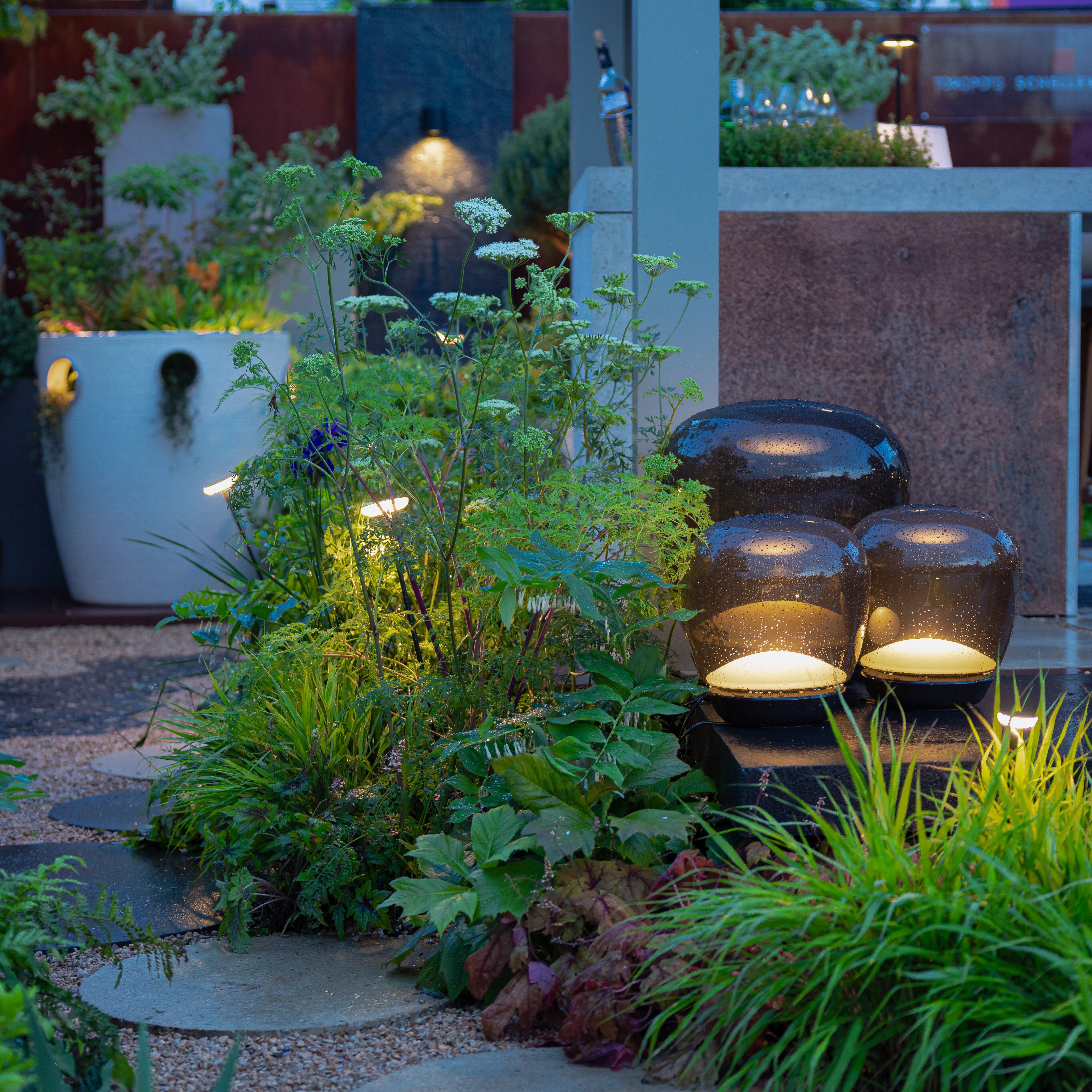 in-lite: Striking Lighting