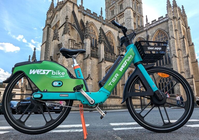 Tier ebike in front of a cathedral