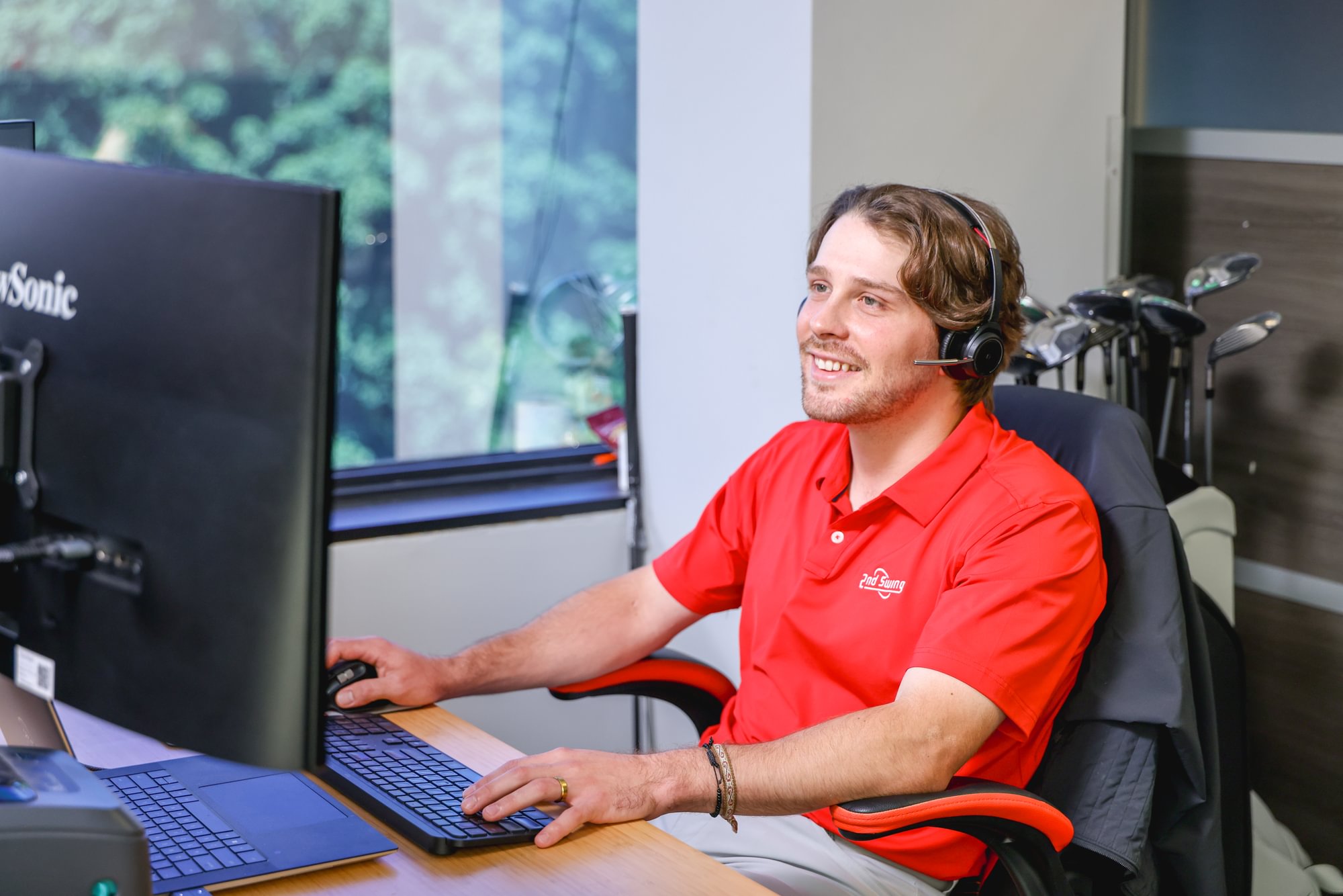 An online fitter at a really cool desk