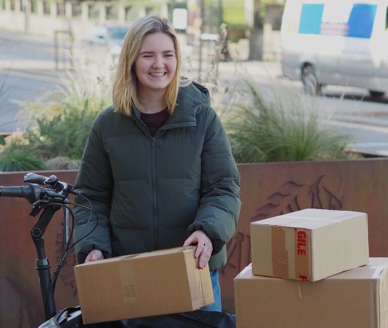 Unloading boxes from a cargo bike